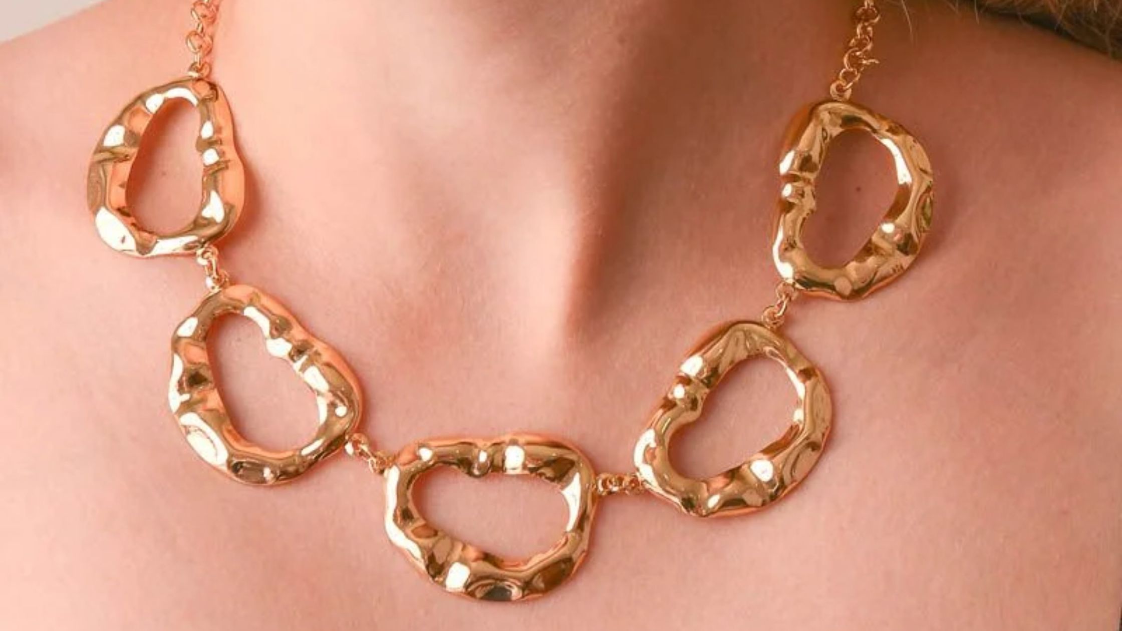 O guia completo para encontrar o colar feminino dourado perfeito